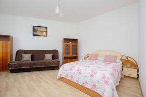Giường trong phòng chung tại Spacious House with Parking & Garden by Noclegi Renters