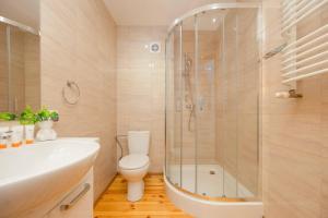 Phòng tắm tại Spacious House with Parking & Garden by Noclegi Renters +25 ảnh