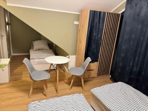 una habitación con dos camas y una mesa y sillas en Upscale Apartments in Bergisch Gladbach, en Bergisch Gladbach 19 fotos más