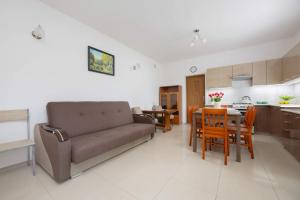 Nhà bếp/bếp nhỏ tại Spacious House with Parking & Garden by Noclegi Renters