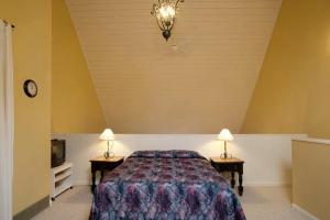 Ein Bett oder Betten in einem Zimmer der Unterkunft Innwest Kirkwood Inn