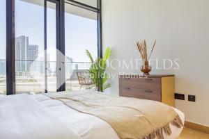 En eller flere senge i et værelse på Bloomfields Stylish 1br In Al Maryah Vista + 9 billeder