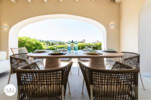 una sala da pranzo con tavolo e sedie di Porto Cervo Villa Sara a Porto Cervo