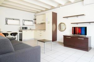 a living room with a couch and a kitchen at Appartamento moderno per 4 persone in Lecco