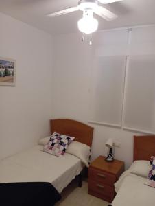 Łóżko lub łóżka w pokoju w obiekcie Apartamento de 2 dormitorios en Magic World, Marina D'or