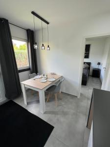 Η κουζίνα ή μικρή κουζίνα στο 1 Zimmer Apartment mit Bad an der Stadt Grenze Berlins