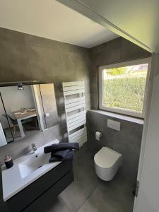 Ένα μπάνιο στο 1 Zimmer Apartment mit Bad an der Stadt Grenze Berlins