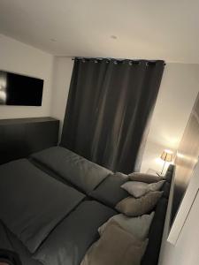 Ένα ή περισσότερα κρεβάτια σε δωμάτιο στο 1 Zimmer Apartment mit Bad an der Stadt Grenze Berlins
