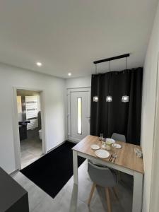 Η κουζίνα ή μικρή κουζίνα στο 1 Zimmer Apartment mit Bad an der Stadt Grenze Berlins +1 φωτογραφίες