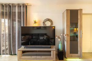 ein Wohnzimmer mit einer Couch und einem Couchtisch in der Unterkunft Paz Ocean View Luxury, Air condition, Wifi, Heated pool in San Miguel de Abona + 50 Fotos