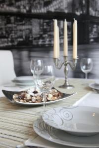 Una mesa con un plato de comida y copas de vino. en Apartment Babic, en Split