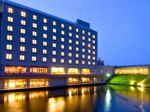 加贺艾罗酒店度假村的一座前面有河的大楼