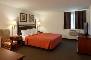a hotel room with a bed and a television at Key Inn Roseville in Roseville