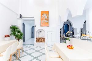 une salle à manger avec des tables blanches et des chaises blanches dans l'établissement Dandi Seaview Resort Villas, Dali, à Dali