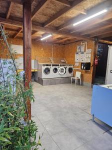 a laundry room with two washing machines in it at mobil-home 6 personnes chez maylia in Cadenet
