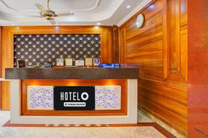 um saguão de hotel com uma placa de hotel em um balcão em Hotel O Paharganj em Nova Deli