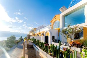 une maison avec des plantes sur son côté dans l'établissement Dandi Seaview Resort Villas, Dali, à Dali
