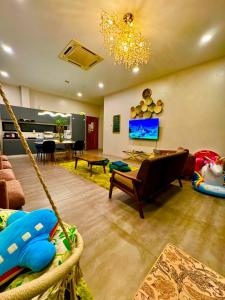 TV a/nebo společenská místnost v ubytování 24'HR CHECK IN H'FLOOR SARADISE ECHELON KUCHING LUXURY BALCONY CONDO FACING AIRPORT 3R2B-2Cpark