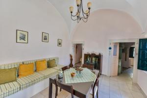una sala de estar con un sofá y una mesa en Christos Apartments Oia, en Oia 100 fotos más