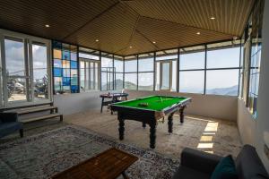 比姆塔尔Echo By The Lakes Pet-friendly Retreat by the Lake With Game Zone & Garden的带台球桌的客房,位于带窗户的房间内