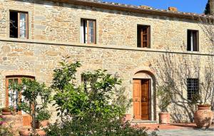 un edificio de piedra con una puerta de madera en la parte delantera en Awesome Home In Capraia E Limite, en Capraia e Limite