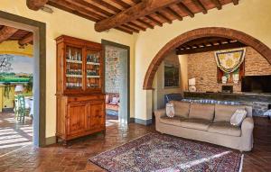 Zona de estar de Awesome Home In Capraia E Limite