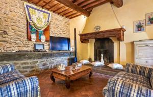 Zona de estar de Awesome Home In Capraia E Limite
