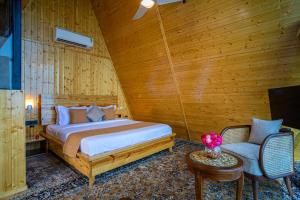 Echo By The Lakes Pet-friendly Retreat by the Lake With Game Zone & Garden客房内的一张或多张床位