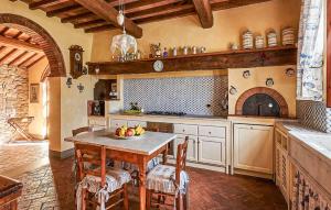 Una cocina o zona de cocina en Awesome Home In Capraia E Limite