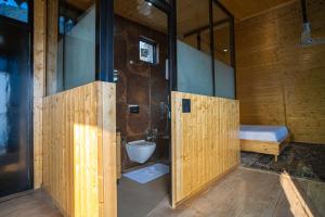 Echo By The Lakes Pet-friendly Retreat by the Lake With Game Zone & Garden的一间浴室