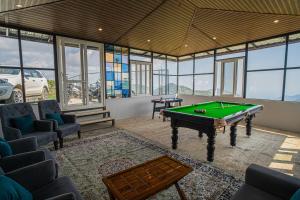 Echo By The Lakes Pet-friendly Retreat by the Lake With Game Zone & Garden内的一张台球桌