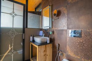 Echo By The Lakes Pet-friendly Retreat by the Lake With Game Zone & Garden的一间浴室