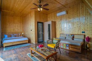 Echo By The Lakes Pet-friendly Retreat by the Lake With Game Zone & Garden客房内的一张或多张床位