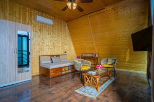 Echo By The Lakes Pet-friendly Retreat by the Lake With Game Zone & Garden的休息区