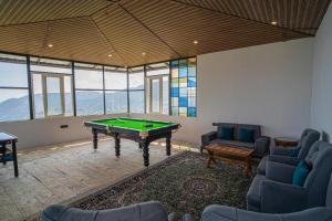 Echo By The Lakes Pet-friendly Retreat by the Lake With Game Zone & Garden内的一张台球桌