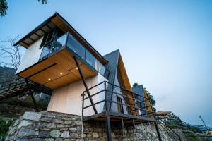 比姆塔尔Echo By The Lakes Pet-friendly Retreat by the Lake With Game Zone & Garden的石墙顶部的房子