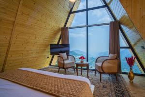 Echo By The Lakes Pet-friendly Retreat by the Lake With Game Zone & Garden的电视和/或娱乐中心