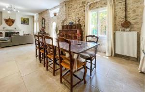 a dining room with a table and chairs at Maison Piscine Proche Arles in Tarascon