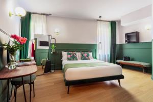 una camera d'albergo con un letto e un tavolo di Hotel Concordia a Roma