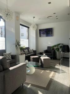 ein Wohnzimmer mit Sofa und Tisch in der Unterkunft Hotel Noia in Noya