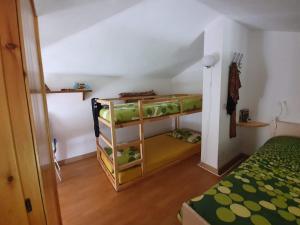 a small room with a bed and a room with a bunk bed at Maison Le Canard in Faidello