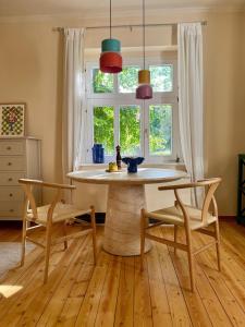 a dining room with a table and chairs and a window at Ferienapartment Janow in Spantekow