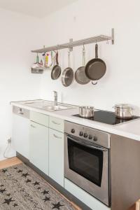 a kitchen with a stove and pots and pans at Brody Apartments I Cozy Stay zwischen Friedberg und Bad Nauheim in Oberwöllstadt