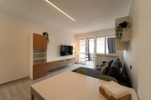 a living room with a couch and a tv at Appartamento a due passi dal mare 4 in Villa Rosa