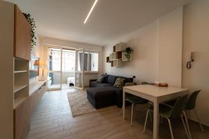 a living room with a couch and a table at Appartamento a due passi dal mare 4 in Villa Rosa