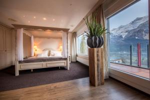 Una cama o camas en una habitación de Eiger Mountain & Soul Resort