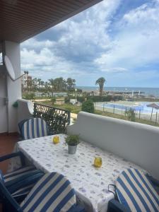 a table and chairs on a balcony with a view of the ocean at Apartment zona Naturista in Vera