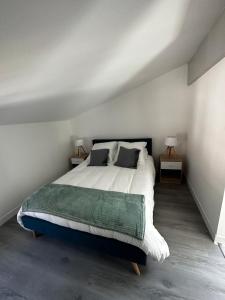 Postel nebo postele na pokoji v ubytování 3 pièces silencieux plein centre parking clim patio