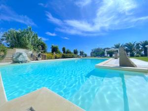 Bazén v ubytování Hotel I Ginepri nebo v jeho okolí