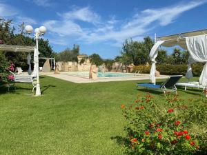 Bazén v ubytování Hotel I Ginepri nebo v jeho okolí